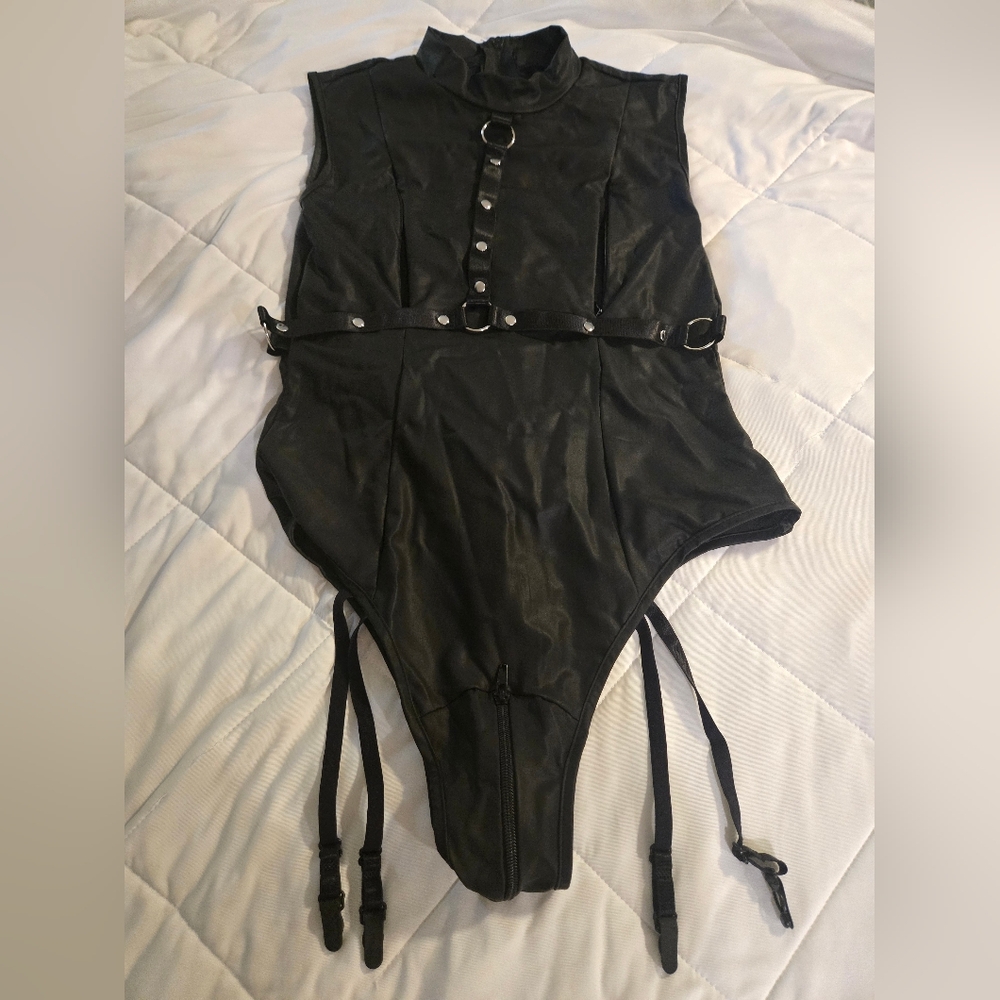 Black Sleeveless Bodysuit with Straps - Picture 2 of 4